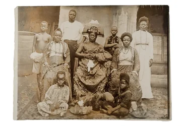 Overami, Ex-König von Benin, und seine Suite, Nigeria, ca. 1900